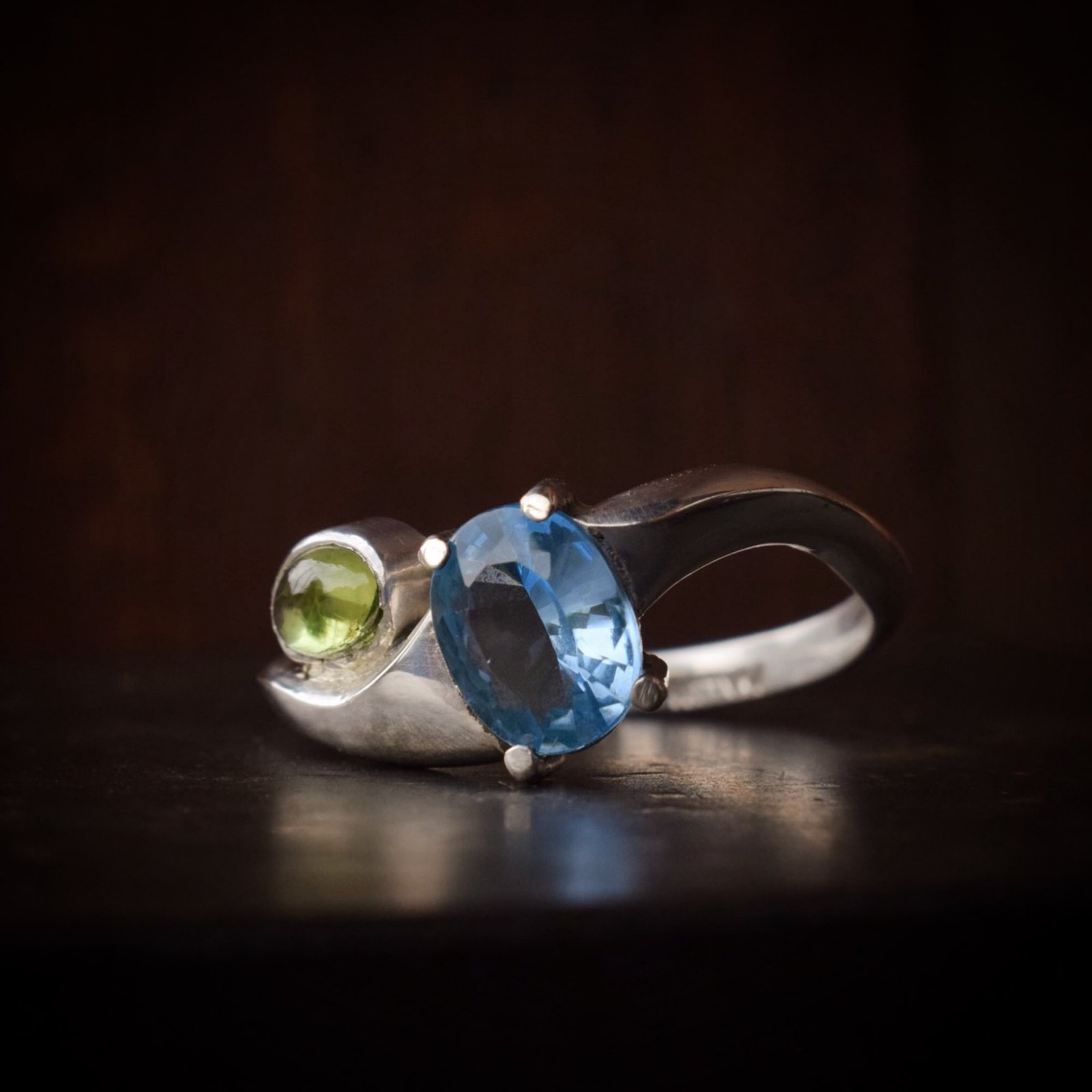 Anel artesanal com topázio azul e peridoto, feito à mão