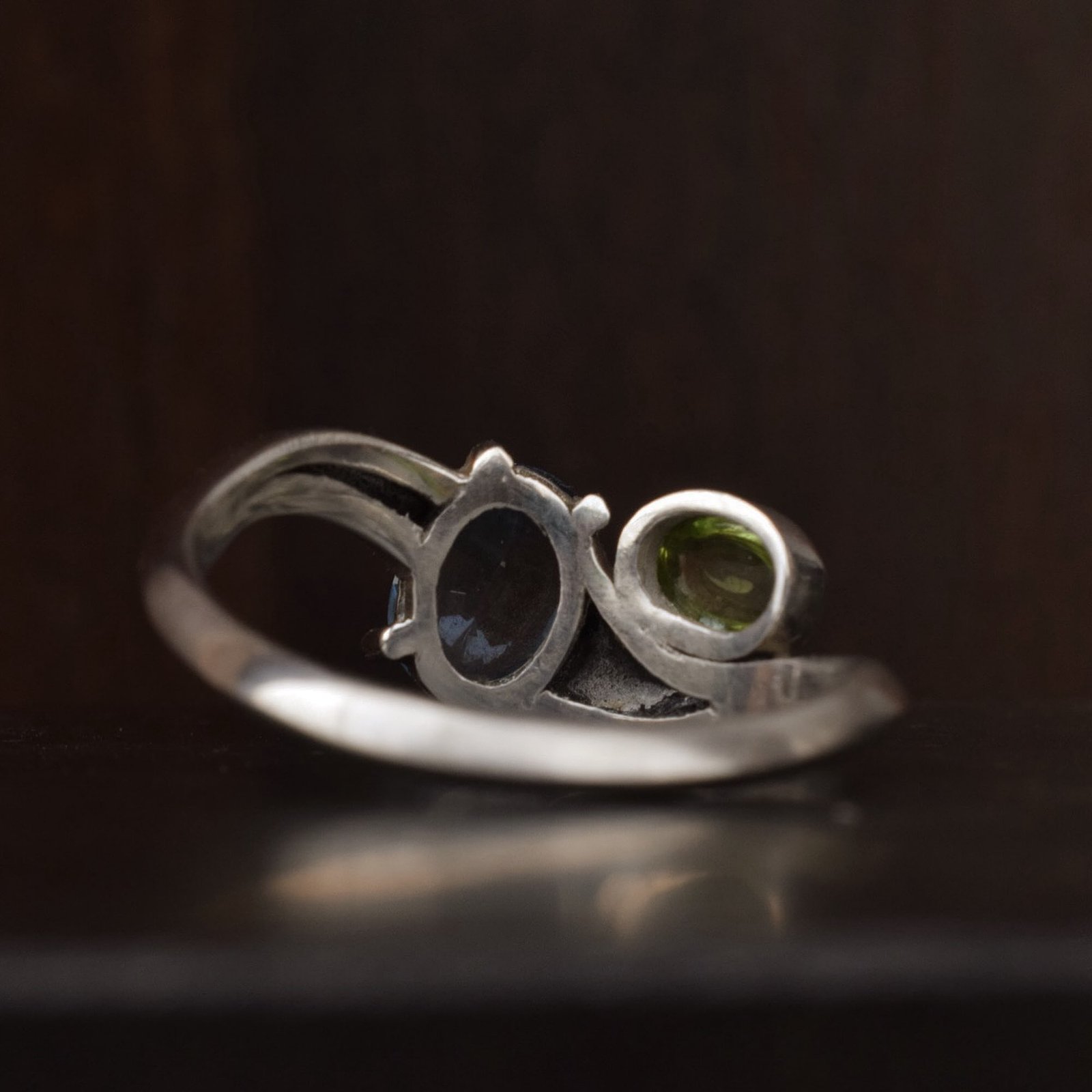 Anel de prata com topázio azul e peridoto, duas pedras